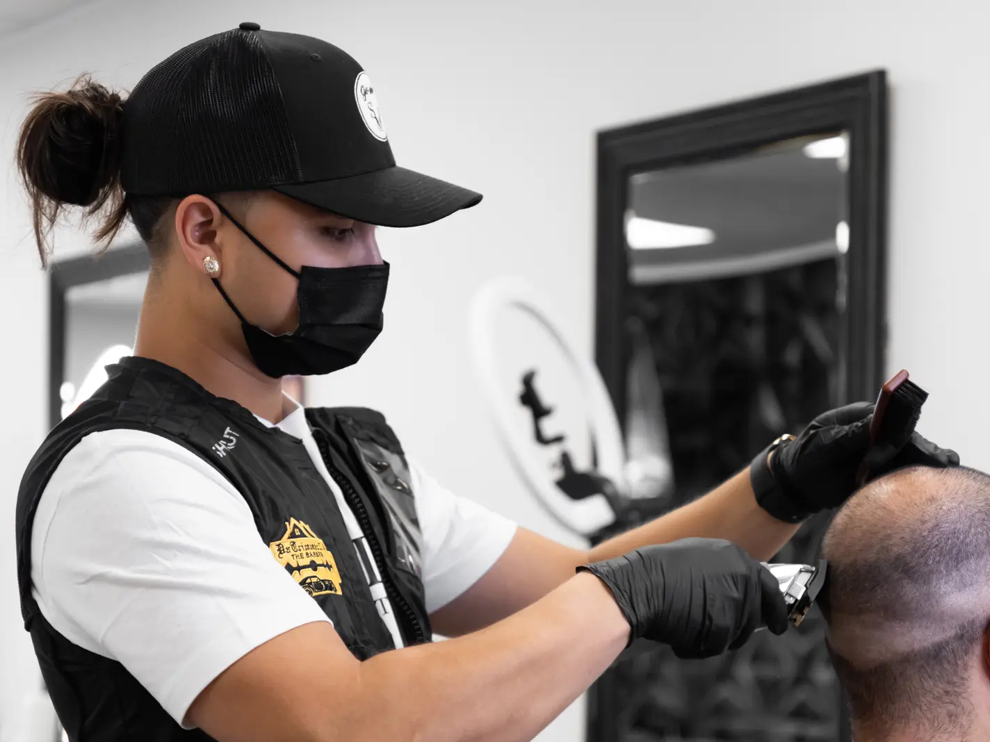 Praticien expert préparant la zone du cuir chevelu avant un traitement de scalp micropigmentation (SMP) à Montréal-Est.